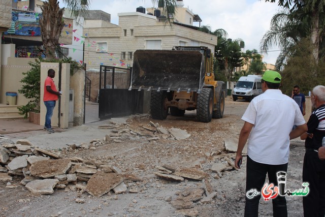   كفر قاسم : مبروك ابو البروج بعد عناء 20 سنة - هدم جدار برلين بحضور رئيس البلدية المحامي عادل بدير والشروع بالتزفيت وتعبيد الشارع